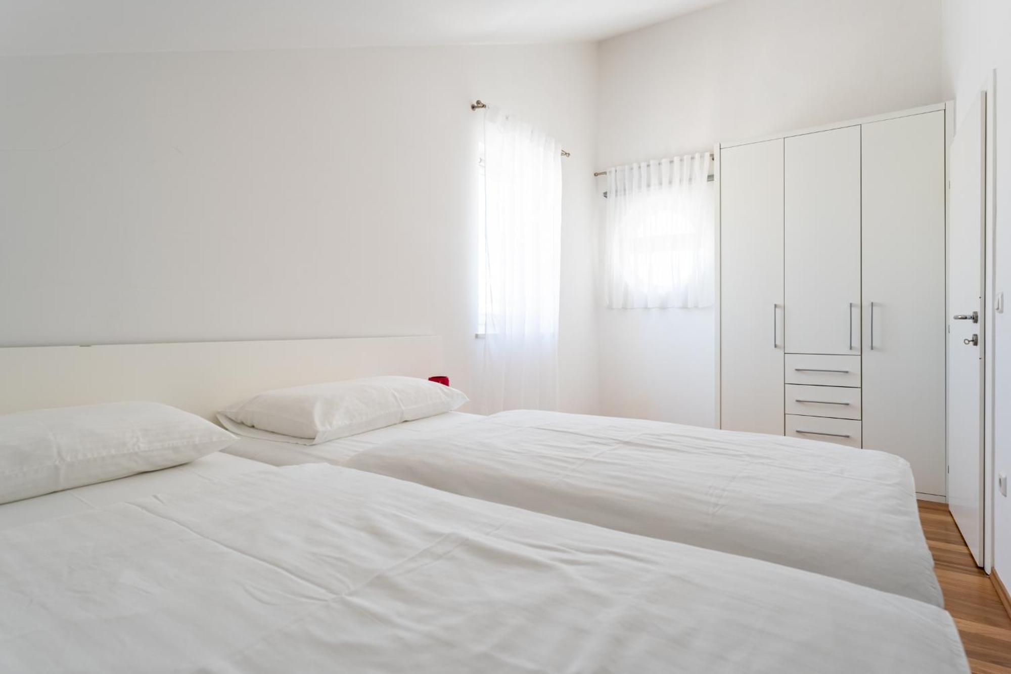 Apartments Barbati Новаля Екстер'єр фото