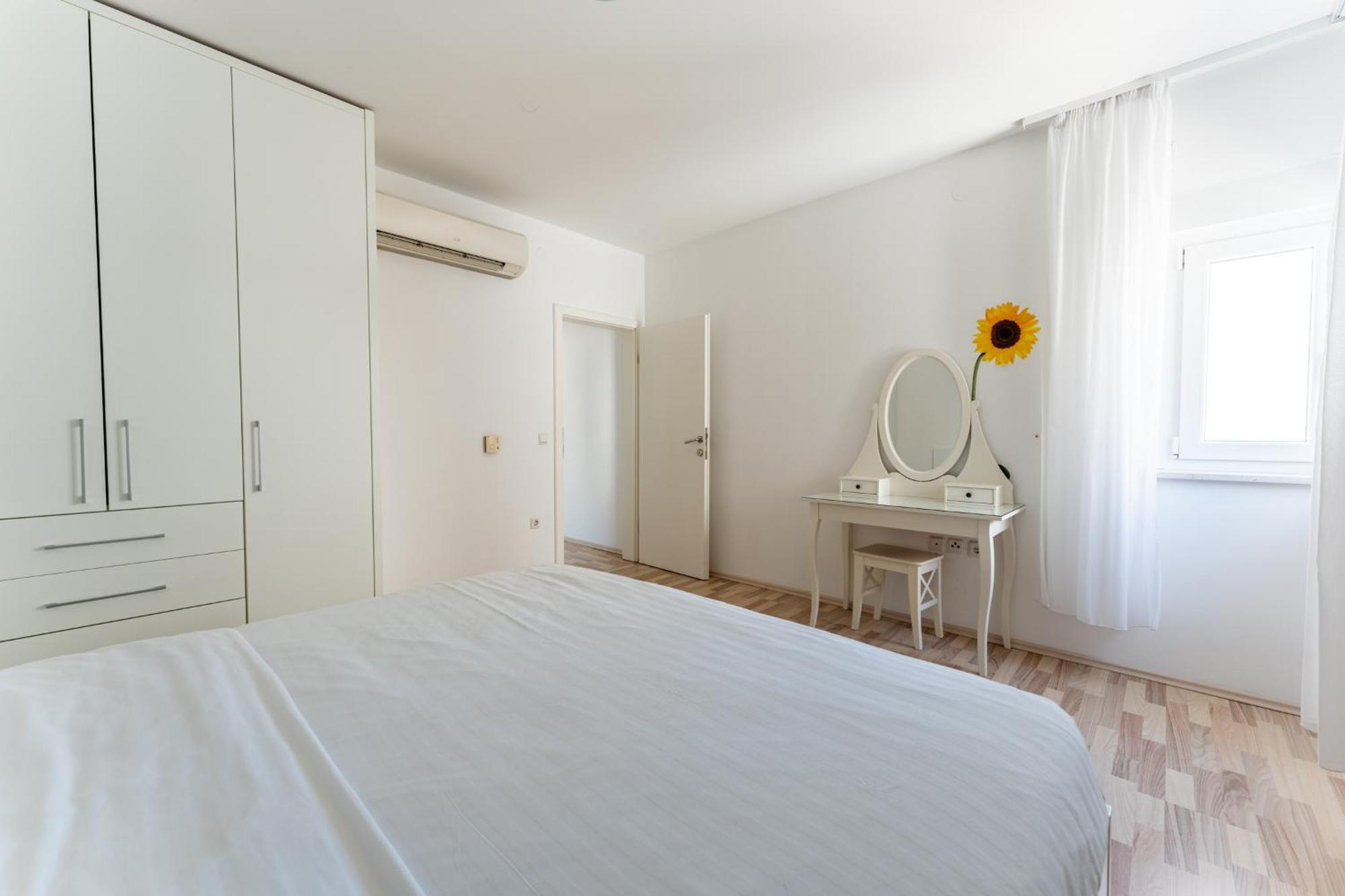 Apartments Barbati Новаля Екстер'єр фото